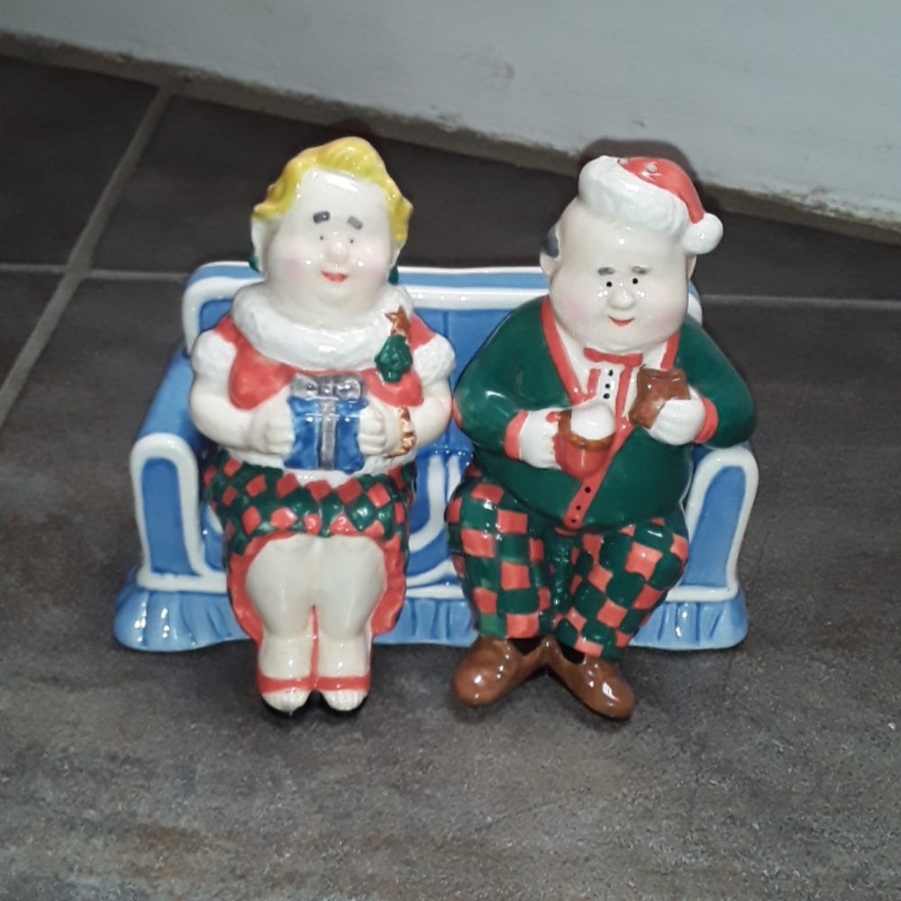 NEW Adorable Salt and Pepper Shaker Set Holiday